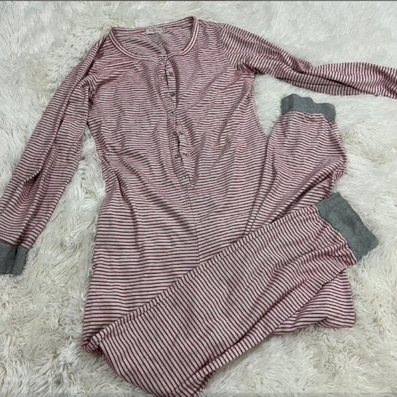 Rolee red and white striped‎ long sleeve onesie pajamas size medium - Picture 1 of 1